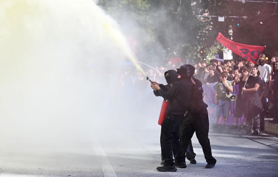Gli studenti in corteo a Roma hanno raggiunto il ministero dell'Istruzione in viale Trastevere e hanno lanciato petardi contro l'edificio urlando "noi da qui non ce ne andiamo" e "Valditara esci dal palazzo", Roma (ANSA)