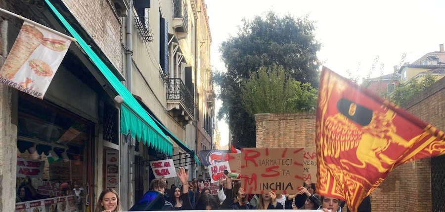 A partire dal Liceo Benedetti, centinaia di studentesse e studenti a Venezia scelgono di scioperare: contro guerra e genocidio, per una scuola giusta e aperta a tutte e tutti. Da diverse scuole della città, si sta raggiungendo il concentramento a Mestre, Padova (ANSA)