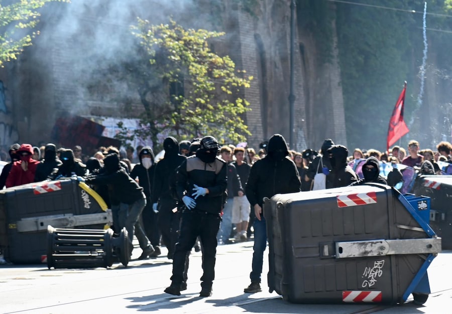I disordini in via Marmorata durante il corteo studenteso a Roma (ANSA)