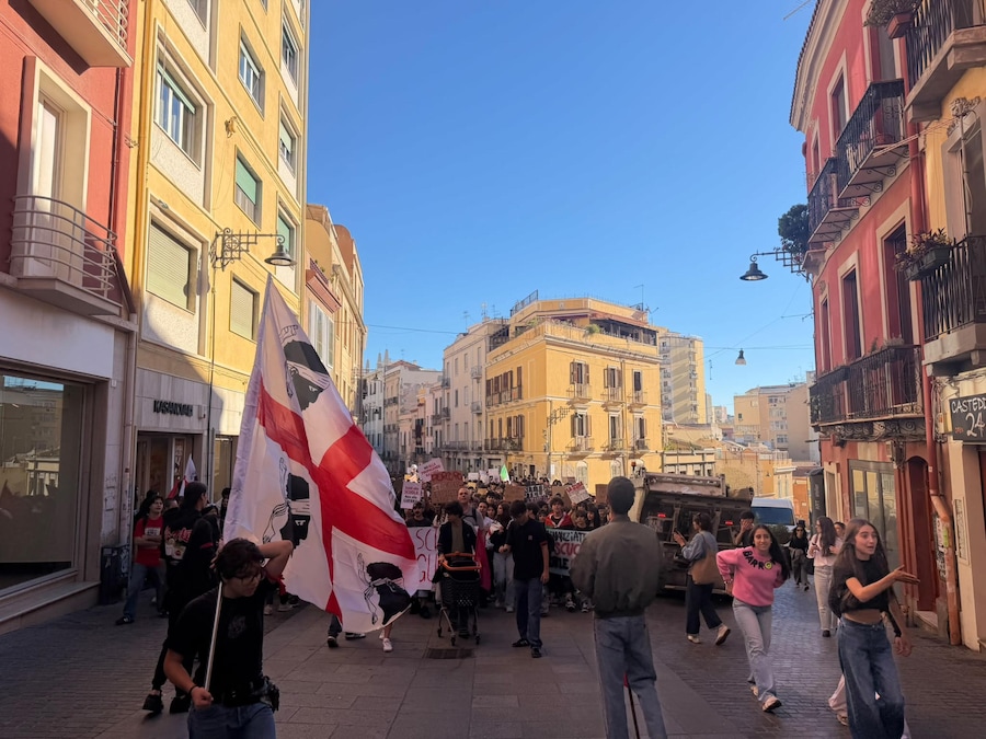 Il corteo di circa 600 studenti del 'No Meloni Day' a Cagliari, al motto di 'la scuola non si tocca’ (ANSA)