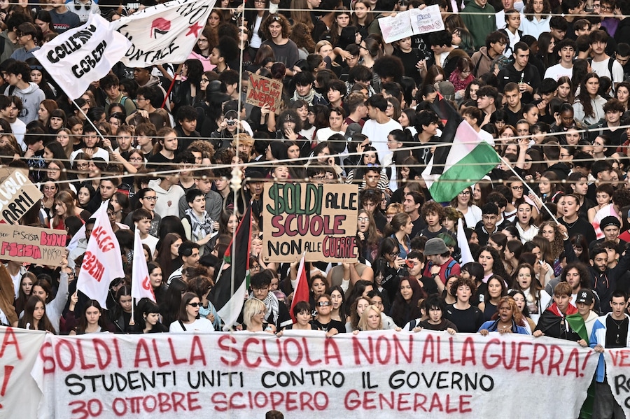 Un momento della manifestazione degli studenti delle scuole superiori genovesi partiti da piazza De Ferrari. Genova (ANSA)