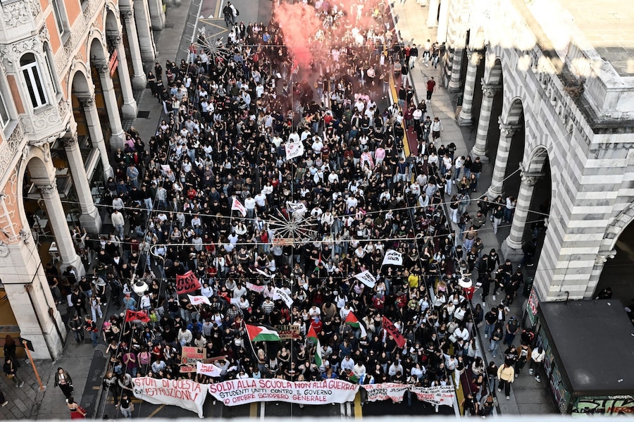 Un momento della manifestazione degli studenti delle scuole superiori genovesi partiti da piazza De Ferrari. Genova (ANSA)
