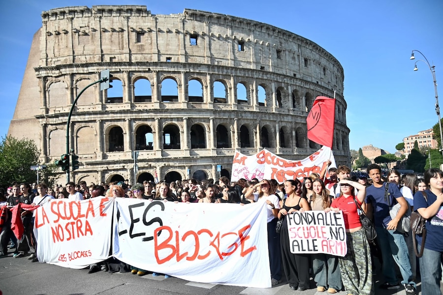 Il corteo degli studenti in centro a Roma, arriva al Colosseo e punta a raggiungere la sede del ministero dell'Istruzione a viale Trastevere (ANSA)
