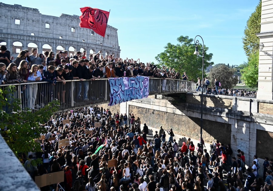 Il corteo degli studenti in centro a Roma (ANSA)