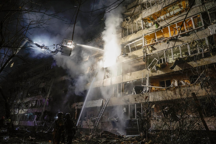 I soccorritori ucraini operano sul luogo di un attacco missilistico russo contro un edificio residenziale a Kiev, in Ucraina (EPA)