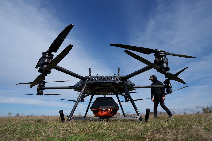 Un rappresentante dell'azienda produttrice di droni SkyFall controlla il drone SkyGate prima di un volo dimostrativo in una località non resa nota in Ucraina (APN)