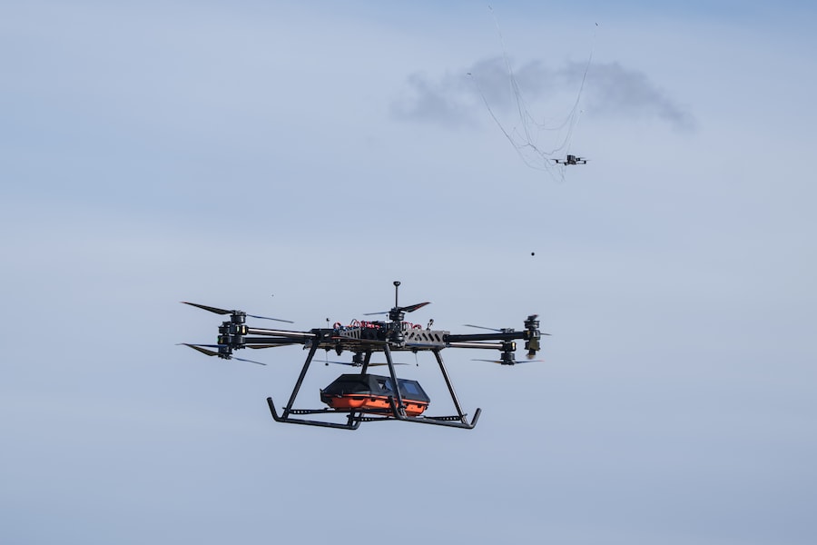 Il drone SkyGate, prodotto dall’azienda SkyFall e dotato di un modulo medico, lancia una rete progettata per intercettare le minacce aeree che si riscontrano comunemente lungo la linea del fronte ucraina in una località non specificata dell’Ucraina (APN)