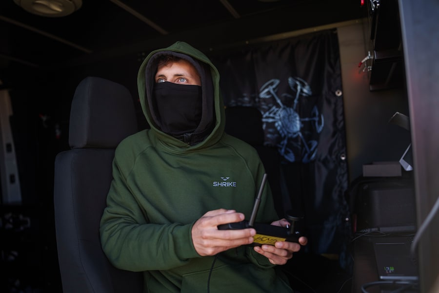 Un pilota della società di droni SkyFall manovra il drone SkyGate durante un volo dimostrativo in una località non divulgata in Ucraina (APN)