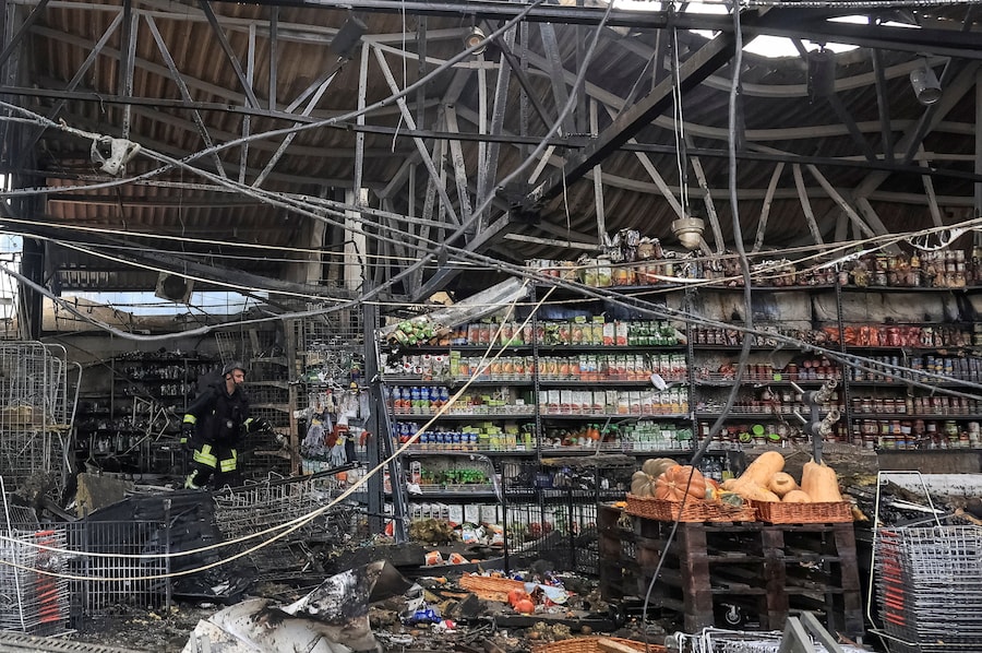 Un vigile del fuoco interviene sul luogo di un supermercato danneggiato da un attacco con un drone russo nella regione di Odessa, Ucraina (REUTERS)