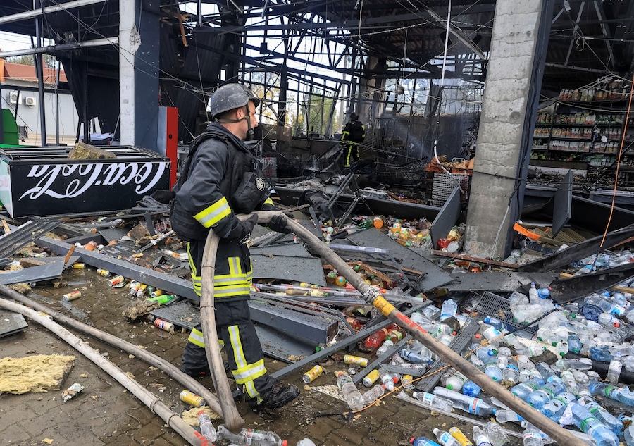 Un vigile del fuoco interviene sul luogo di un supermercato danneggiato dall'attacco di un drone russo nella regione di Odessa, Ucraina (REUTERS)