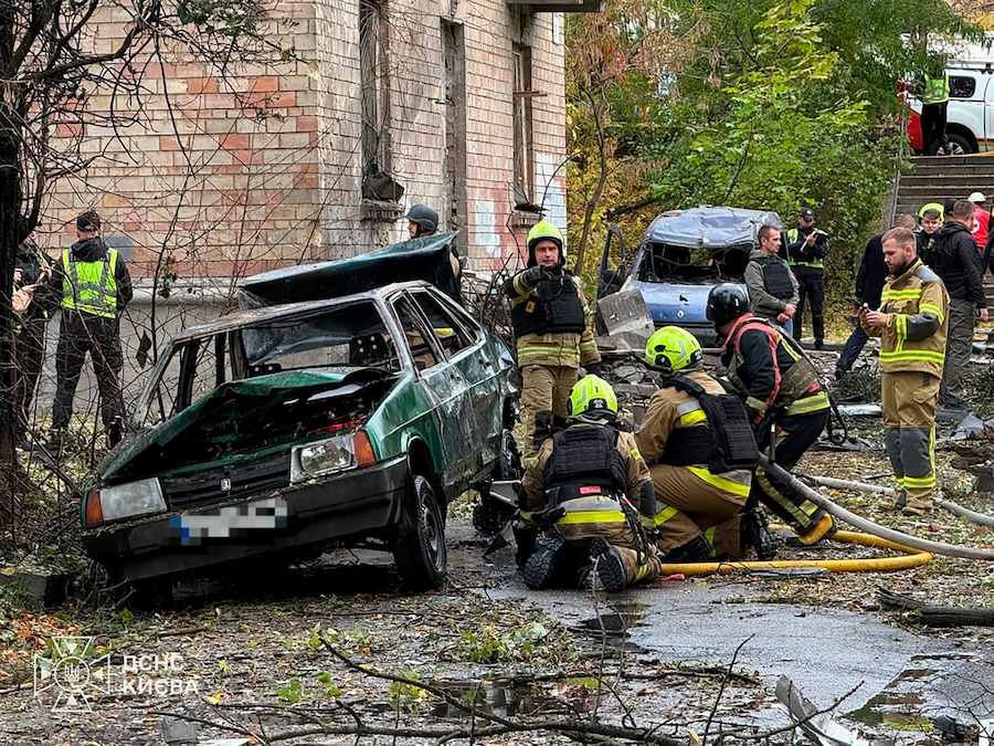 In questa foto fornita dal Servizio di emergenza ucraino, il personale dei servizi di emergenza è al lavoro in un quartiere residenziale a seguito di un attacco aereo russo a Kiev, in Ucraina (APN)