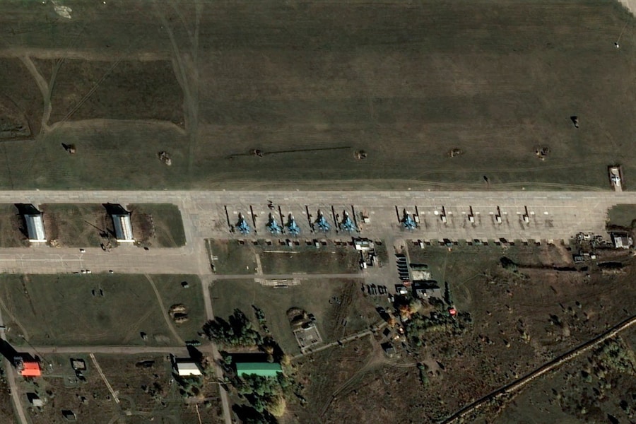 Un'immagine satellitare mostra alcuni velivoli parcheggiati in un aeroporto a Borisoglebsk, nella regione di Voronezh, in Russia (via REUTERS)