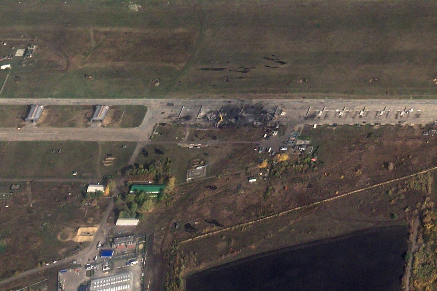 Un'immagine satellitare mostra i danni subiti da un aeroporto militare, dove la marina ucraina ha dichiarato di aver distrutto sei aerei militari russi Su-34M nel corso di un attacco notturno a Borisoglebsk, nella regione di Voronezh, in Russia (via REUTERS)