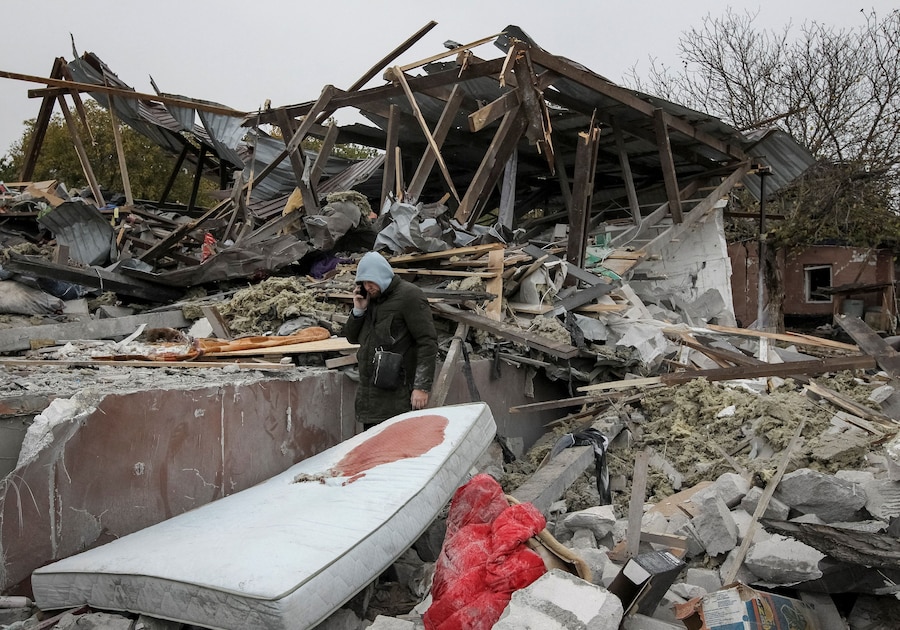 Un uomo si trova sul luogo in cui sorgeva la casa dei suoi genitori, distrutta durante un attacco aereo russo nel corso dell'offensiva russa contro l'Ucraina, alla periferia di Dnipro, in Ucraina (REUTERS)