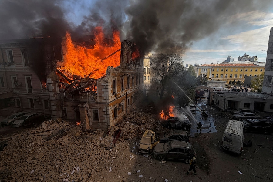 I vigili del fuoco cercano di spegnere l'incendio divampato nell'edificio dell'Accademia delle Scienze dell'Ucraina, colpito da un drone a reazione russo a Kiev, Ucraina (REUTERS)