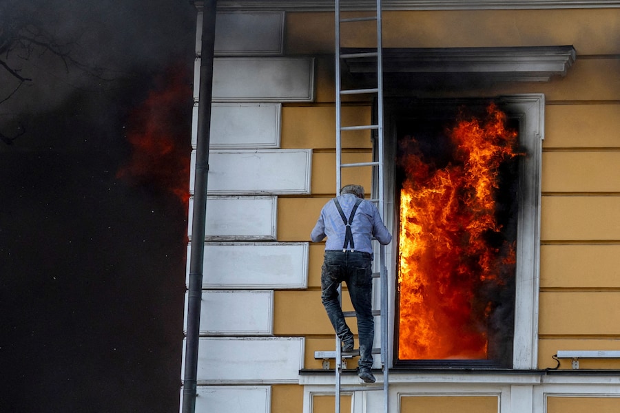 Ihor Malchevsky, 69 anni, vicedirettore di dipartimento presso l’Accademia Nazionale delle Scienze dell’Ucraina, fugge da un edificio amministrativo che ha preso fuoco dopo essere stato colpito da un drone a reazione russo a Kiev, Ucraina (REUTERS)