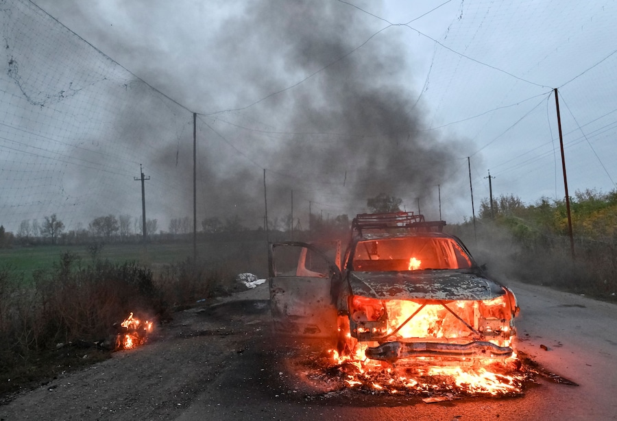 Un corpo brucia vicino a un’auto in fiamme, colpita da un drone FPV russo nella regione di Donetsk, Ucraina (REUTERS)