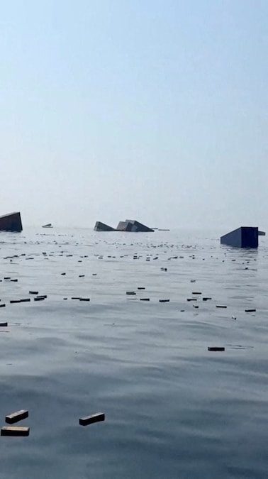 In questa immagine tratta da un video pubblicato sui social media il 14 ottobre 2026, si vedono container e oggetti galleggiare nell’acqua dopo l’affondamento di una nave vicino allo Stretto di Hormuz, al largo delle coste dell’Oman. Social Media/via REUTERS (Social Media via REUTERS)