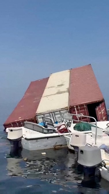 In questa immagine tratta da un video pubblicato sui social media il 14 ottobre 2026, si vede una nave container galleggiare in acqua nei pressi dello Stretto di Hormuz, al largo delle coste dell’Oman, dove un’altra nave è affondata. Social Media/via REUTERS (Social Media via REUTERS)