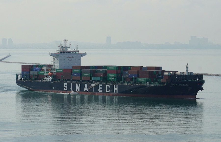 Foto scattata il 14 novembre 2015: la nave portacontainer GFS GISELLE, registrata a Singapore, naviga al largo di Chon Buri, in Thailandia, il 14 novembre 2015, in questa immagine ottenuta dai social media. Geir Vinnes/Foto fornita tramite REUTERS (via REUTERS)