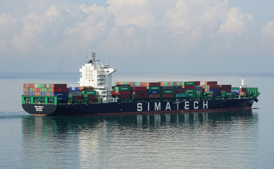 Foto scattata il 14 novembre 2015: la nave portacontainer GFS GISELLE, registrata a Singapore, naviga al largo di Chon Buri, in Thailandia, il 14 novembre 2015, in questa immagine tratta dai social media. Geir Vinnes/Foto fornita tramite REUTERS (via REUTERS)