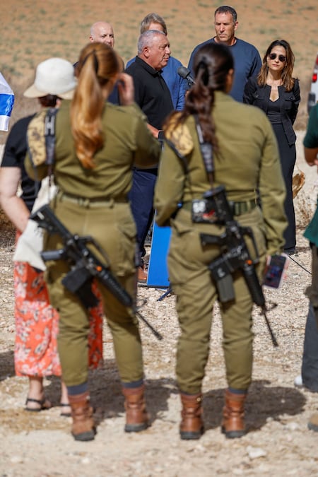 L'ex capo delle forze armate e leader del partito Yashar, Gadi Eisenkot, rilascia una dichiarazione alla stampa nei pressi del kibbutz Mefalsim, vicino al confine tra Israele e Gaza, nel sud di Israele, il 15 ottobre 2026. REUTERS/Amir Cohen (REUTERS)