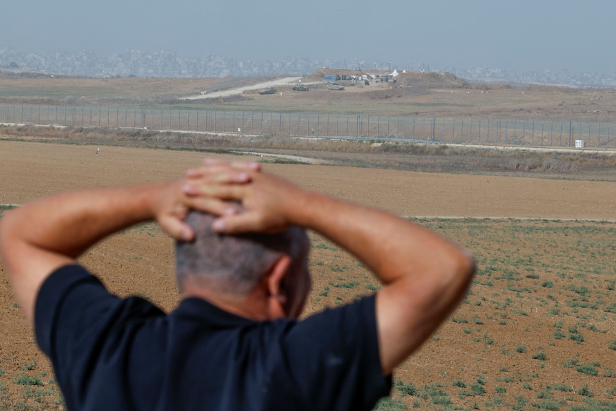 L'ex capo delle forze armate e leader del partito Yashar, Gadi Eisenkot, osserva Gaza il giorno in cui ha rilasciato una dichiarazione alla stampa, nei pressi del kibbutz Mefalsim, vicino al confine tra Israele e Gaza, nel sud di Israele, il 15 ottobre 2026. REUTERS/Amir Cohen (REUTERS)