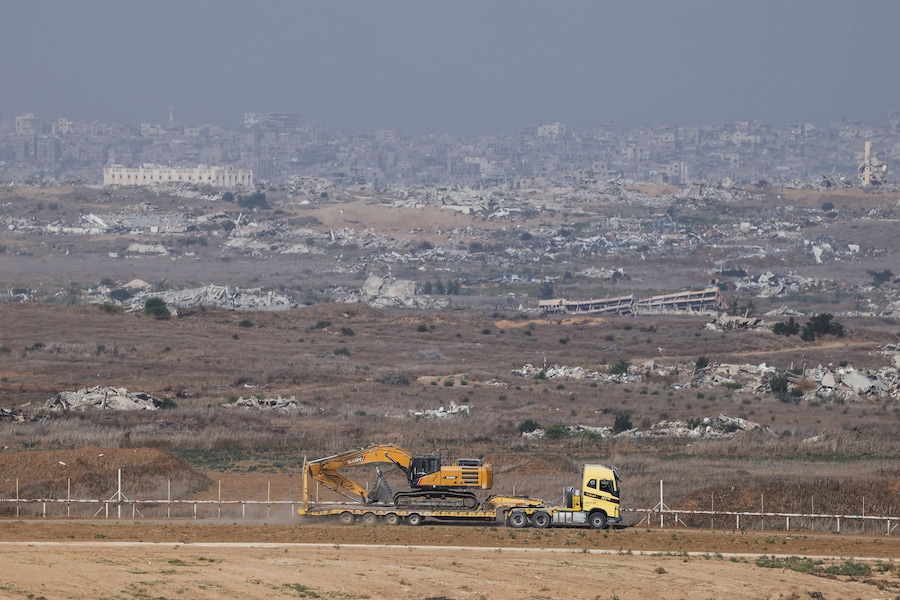 Un camion con a bordo un escavatore manovra nei pressi del confine tra Israele e Gaza il giorno in cui l’ex capo delle forze armate e leader del partito Yashar, Gadi Eisenkot, ha rilasciato una dichiarazione alla stampa nei pressi del kibbutz Mefalsim, nel sud di Israele, il 15 ottobre 2026. REUTERS/Amir Cohen (REUTERS)
