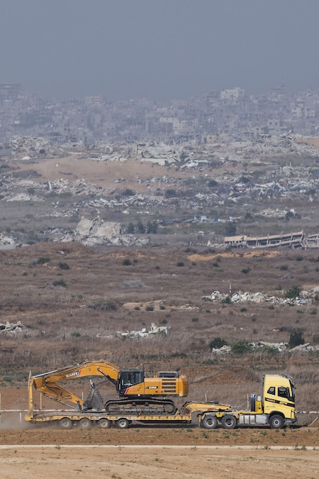 Un camion con a bordo un escavatore manovra nei pressi del confine tra Israele e Gaza il giorno in cui l’ex capo delle forze armate e leader del partito Yashar, Gadi Eisenkot, ha rilasciato una dichiarazione alla stampa nei pressi del kibbutz Mefalsim, nel sud di Israele, il 15 ottobre 2026. REUTERS/Amir Cohen (REUTERS)