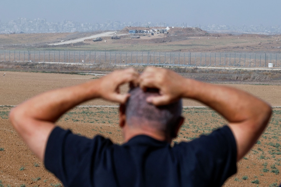 L'ex capo delle forze armate e leader del partito Yashar, Gadi Eisenkot, osserva Gaza il giorno in cui ha rilasciato una dichiarazione alla stampa, nei pressi del kibbutz Mefalsim, vicino al confine tra Israele e Gaza, nel sud di Israele, il 15 ottobre 2026. REUTERS/Amir Cohen (REUTERS)
