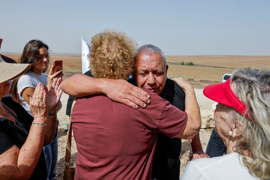 L'ex capo delle forze armate e leader del partito Yashar, Gadi Eisenkot, il giorno in cui ha rilasciato una dichiarazione alla stampa, conforta una donna il cui nipote è stato ucciso a Gaza, nei pressi del kibbutz Mefalsim, vicino al confine tra Israele e Gaza, nel sud di Israele, il 15 ottobre 2026. REUTERS/Amir Cohen (REUTERS)