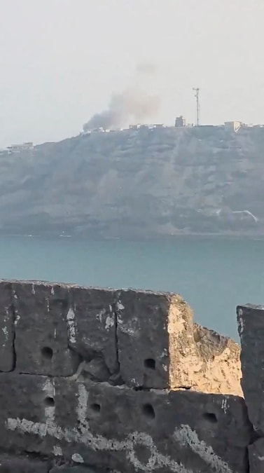 Il fumo si alza dal complesso del palazzo presidenziale in seguito a un attacco sferrato dagli Houthi yemeniti, secondo quanto riferito da funzionari governativi, ad Aden, nello Yemen, il 15 ottobre 2026, in questa immagine tratta da un video pubblicato sui social media. Social Media/via REUTERS (SOCIAL MEDIA via REUTERS)