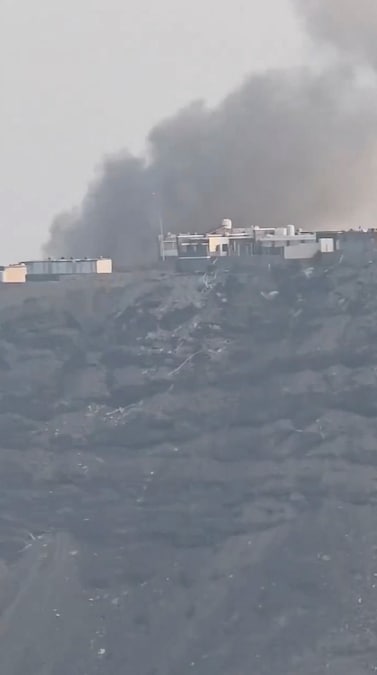 Il fumo si alza dal complesso del palazzo presidenziale in seguito a un attacco sferrato dagli Houthi yemeniti, secondo quanto riferito da funzionari governativi, ad Aden, nello Yemen, il 15 ottobre 2026, in questa immagine tratta da un video pubblicato sui social media. Social Media/via REUTERS (SOCIAL MEDIA via REUTERS)