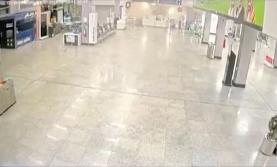 Le immagini delle telecamere a circuito chiuso mostrano un attacco all’Aeroporto Internazionale Re Abdullah Bin Abdulaziz, a Jazan, nella provincia di Jazan, in Arabia Saudita, in questo screenshot tratto da un video diffuso il 15 ottobre 2026. SAUDI TV/Materiale fornito tramite REUTERS (via REUTERS)
