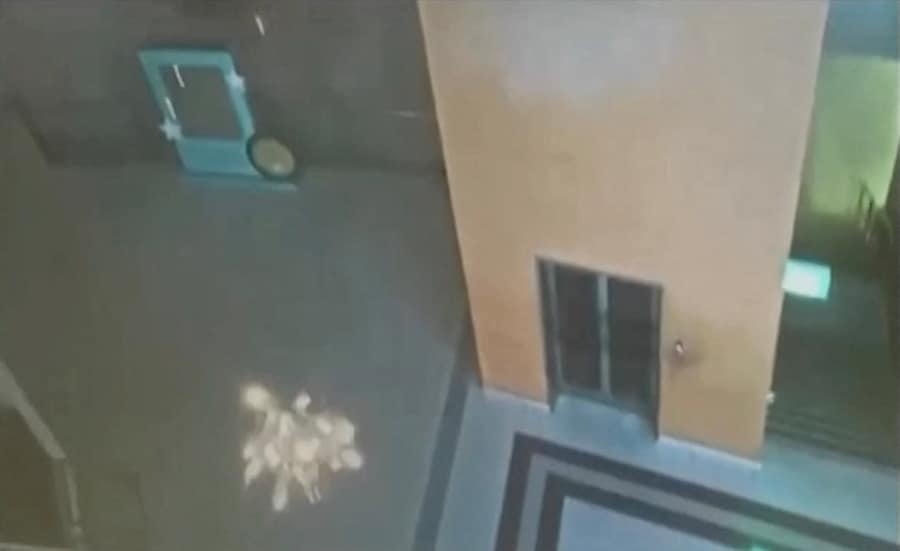 Le immagini delle telecamere a circuito chiuso mostrano un attacco all'aeroporto internazionale di Najran, a Najran, nella provincia di Najran, in Arabia Saudita, in questo screenshot tratto da un video diffuso il 15 ottobre 2026. SAUDI TV/Immagine fornita via REUTERS (via REUTERS)