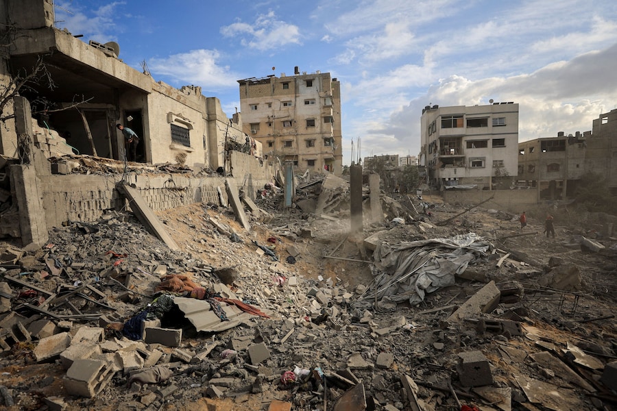 Il luogo in cui sorgeva un'abitazione colpita da un attacco aereo israeliano dopo che, giovedì, l'esercito israeliano aveva intimato ai residenti di evacuare l'edificio, nella città di Gaza, il 16 ottobre 2026. REUTERS/Dawoud Abu Alkas (REUTERS)