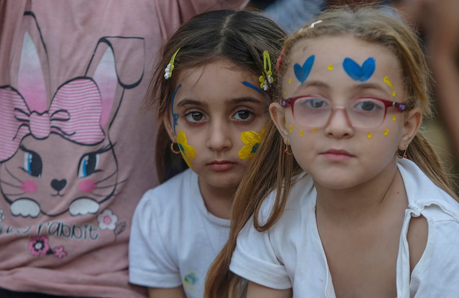 Bambini palestinesi sfollati all’interno del proprio Paese guardano un film in un cinema all’aperto improvvisato vicino alle rovine di edifici distrutti nel quartiere di Al-Sheikh Redwan a Gaza City, il 15 ottobre 2026. Secondo le Nazioni Unite, circa 1,9 milioni di persone a Gaza, quasi il 90% della popolazione, sono state sfollate dall’inizio del conflitto tra Israele e Hamas nell’ottobre 2023. EPA/MOHAMMED SABER (EPA)