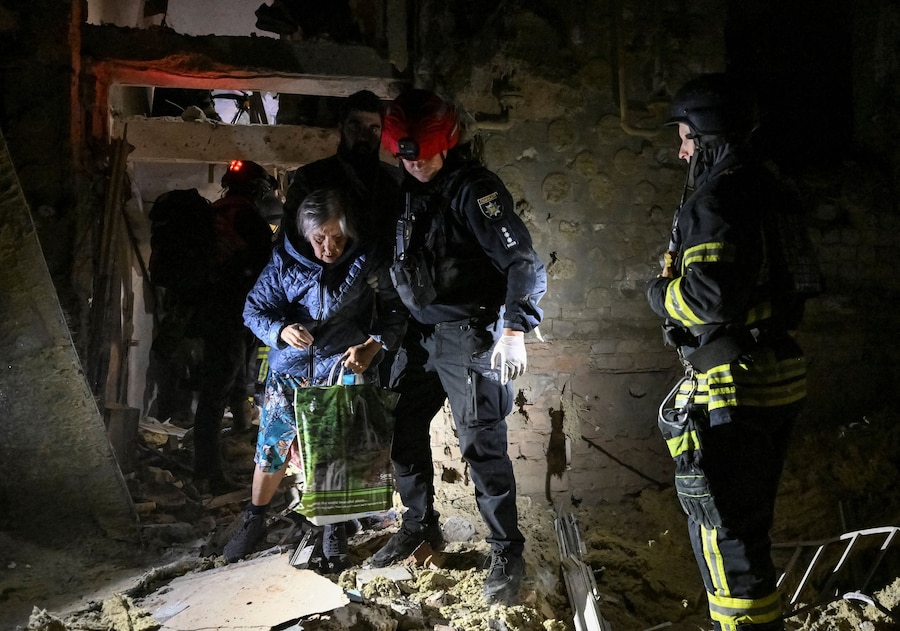 I paramedici della polizia evacuano un residente da un condominio danneggiato durante un attacco aereo russo, nel contesto dell'offensiva russa contro l'Ucraina, a Zaporizhzhia, Ucraina. (REUTERS)
