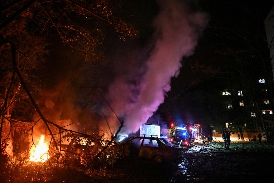 I soccorritori sono all’opera sul luogo di un condominio danneggiato durante un attacco aereo russo, nel contesto dell’offensiva russa contro l’Ucraina, a Zaporizhzhia. (REUTERS)