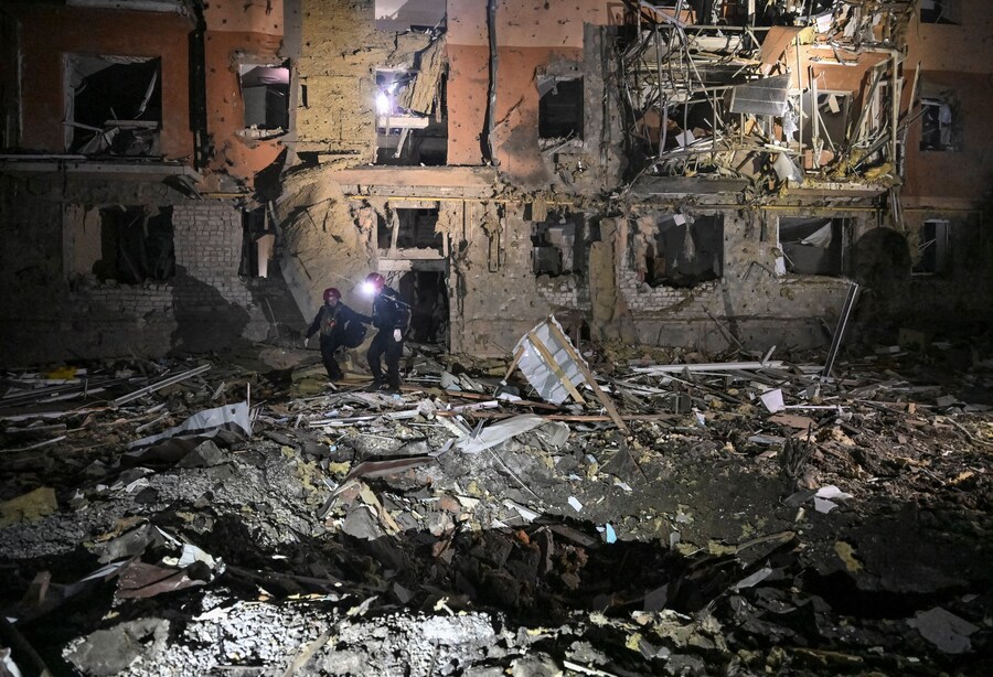I paramedici della polizia intervengono sul luogo di un condominio danneggiato durante un attacco aereo russo, nel contesto dell'offensiva russa contro l'Ucraina, a Zaporizhzhia, Ucrain. (REUTERS)