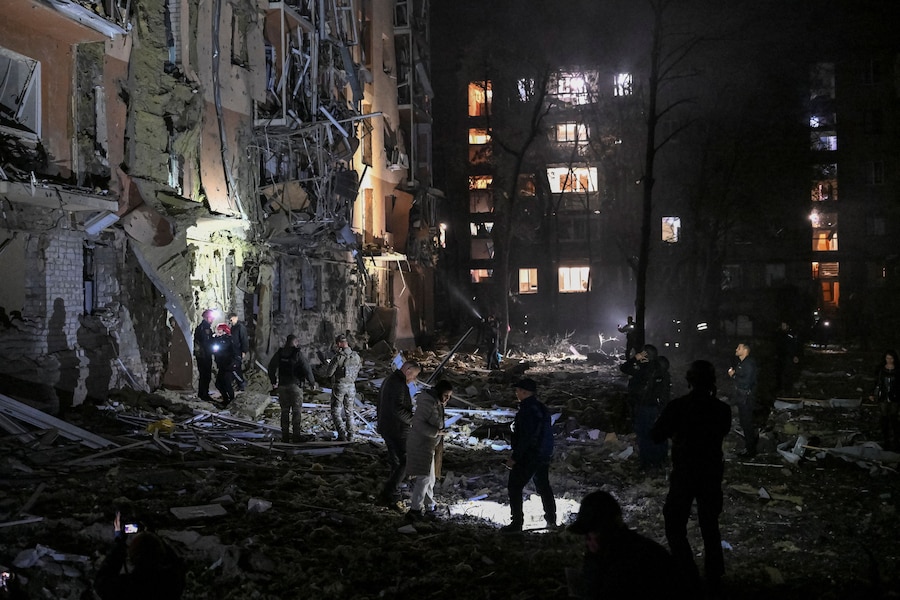 I soccorritori e gli agenti di polizia sono al lavoro sul luogo di un condominio danneggiato durante un attacco aereo russo, nel contesto dell'offensiva russa contro l'Ucraina, a Zaporizhzhia, Ucraina. (REUTERS)