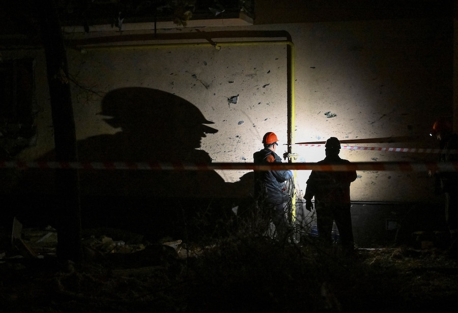 Il 17 ottobre 2026, a Zaporizhzhia, in Ucraina, alcuni dipendenti comunali sono al lavoro sul luogo di un condominio danneggiato durante un attacco aereo russo, nel contesto dell'offensiva russa contro l'Ucraina. (REUTERS)