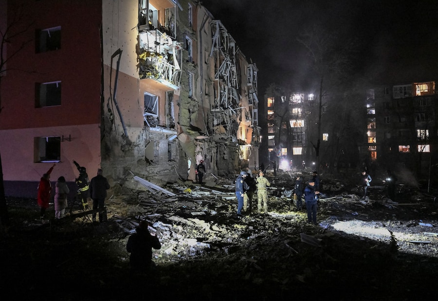 I soccorritori e gli agenti di polizia sono al lavoro sul luogo di un condominio danneggiato durante un attacco aereo russo, nel contesto dell'offensiva russa contro l'Ucraina, a Zaporizhzhia. (REUTERS)