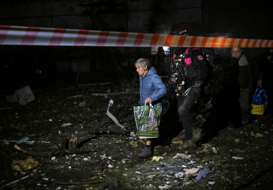 Police paramedics evacuate resisents from an apartment building damaged during a Russian air strike, amid Russia's attack on Ukraine, in Zaporizhzhia, Ukraine October 17, 2026. REUTERS/Stringer (REUTERS)