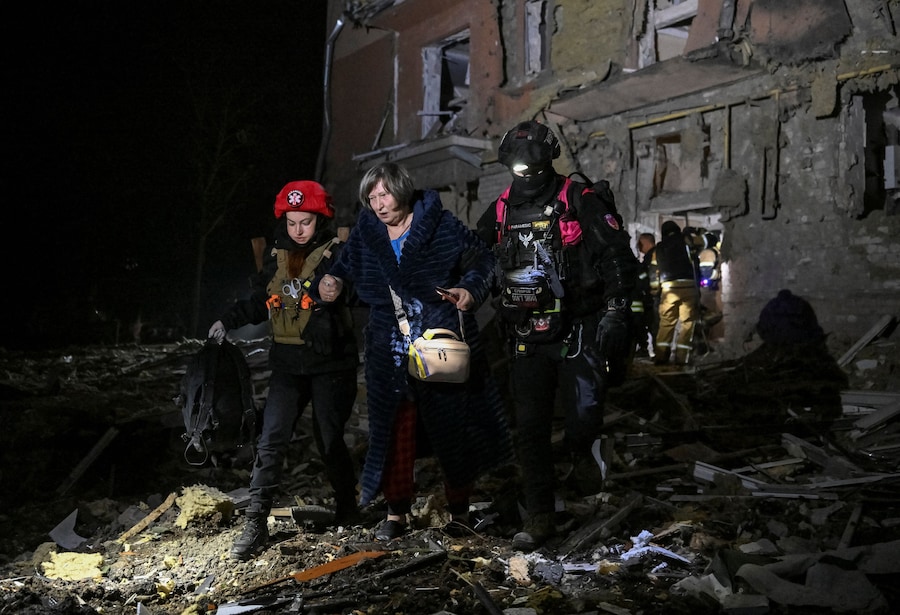 I paramedici della polizia evacuano un residente da un condominio danneggiato durante un attacco aereo russo, nel contesto dell'offensiva russa contro l'Ucraina, a Zaporizhzhia, Ucraina. (REUTERS)