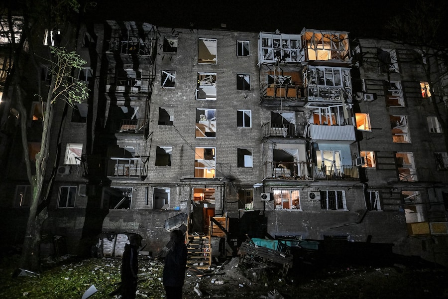 Un condominio danneggiato durante un attacco aereo russo, nel contesto dell'offensiva russa contro l'Ucraina, a Zaporizhzhia, Ucraina. (REUTERS)