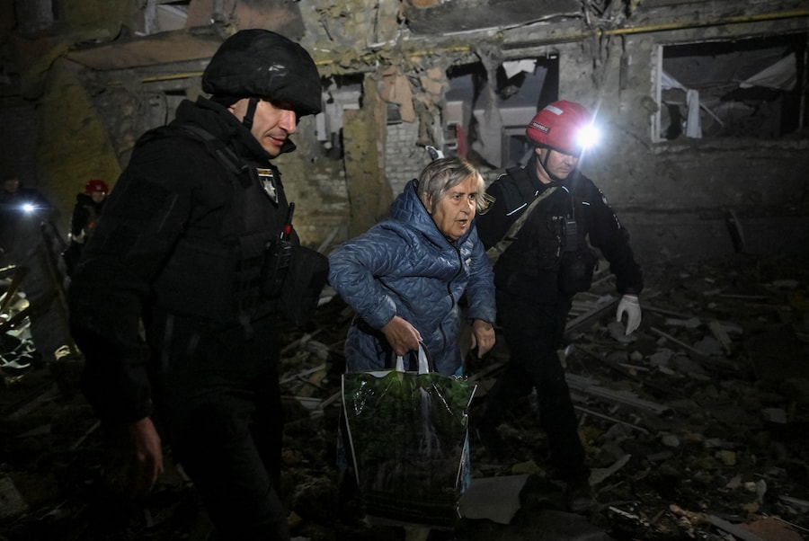 I paramedici della polizia evacuano un residente da un condominio danneggiato durante un attacco aereo russo, nel contesto dell'offensiva russa contro l'Ucraina, a Zaporizhzhia, Ucraina. (REUTERS)