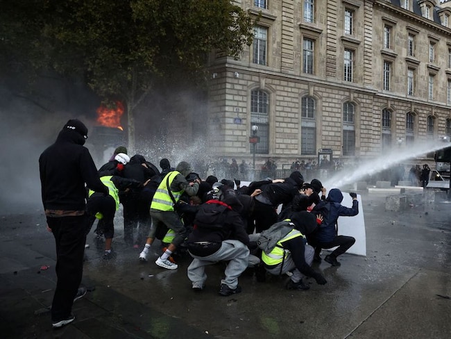 Francia travolta dalle proteste, da Parigi a Lione e Marsiglia