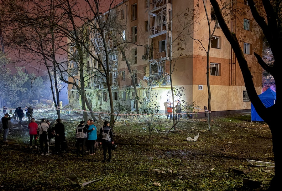 La popolazione locale si raduna sul luogo di un attacco russo contro una zona residenziale a Zaporizhzhia, in Ucraina. (EPA)