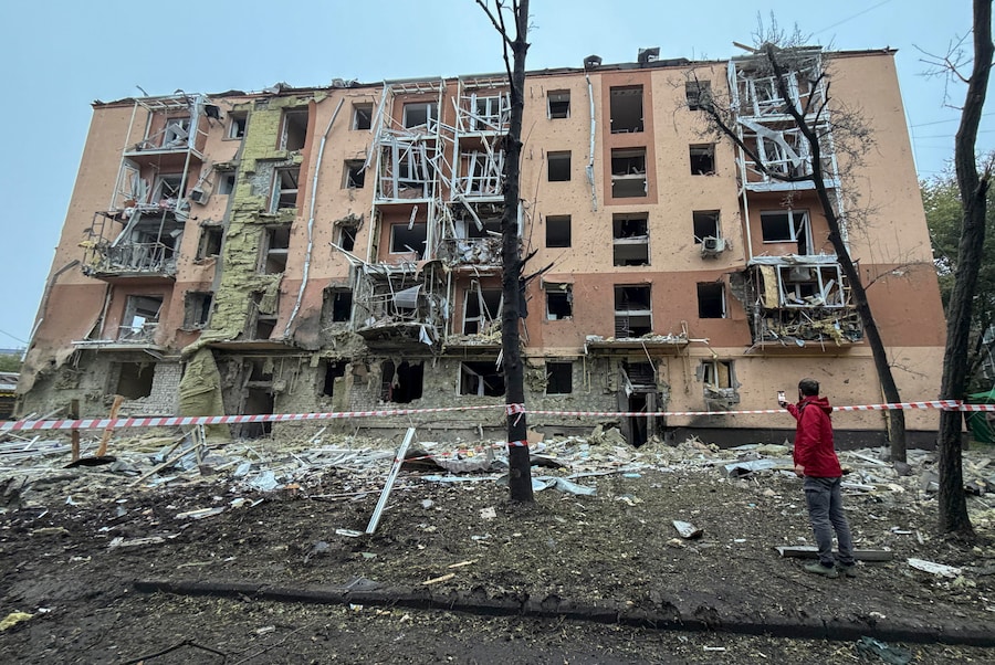 Una veduta del luogo in cui si è verificato un attacco russo contro una zona residenziale a Zaporizhzhia. (EPA)